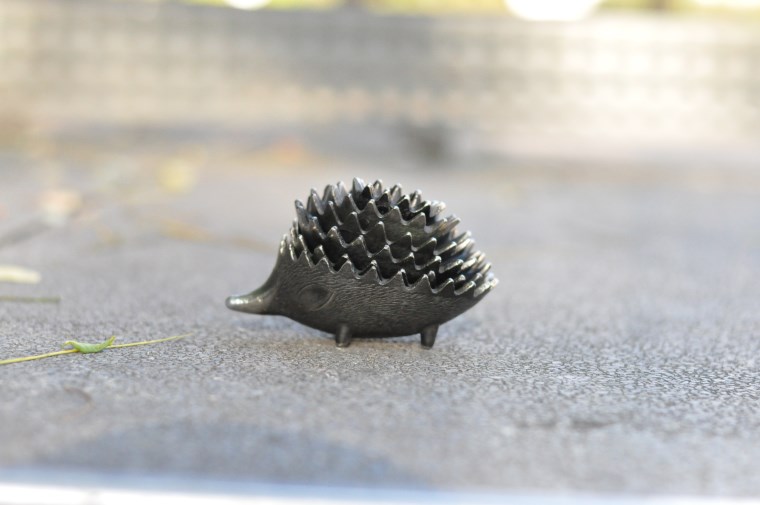A set of 6 stacking hedgehog ashtrays in Walter Bosse style